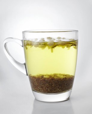 Şeffaf bardak bitkisel çay beyaz arka plan üzerinde izole closeup