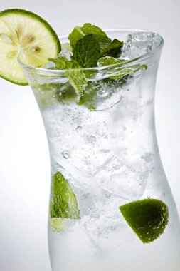 Buz, soda, meyve suyu ve taze limon parçaları yenileme içkiyle bardak closeup