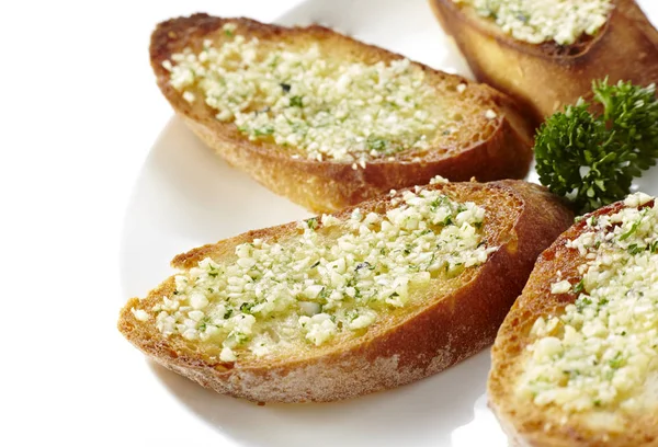 Sarımsak ve yeşil, beyaz izole tost ile plaka closeup