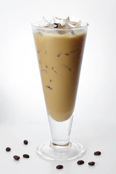 白い背景に分離された氷で冷たいコーヒーのガラスのクローズ アップ — ストック写真