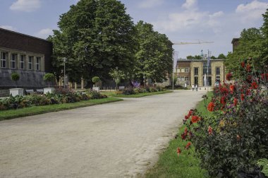 Dusseldorf, Almanya çiçeklerle kaplı bir yol sonunda Müzesi Kunstpalast görünümünü.