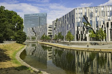 Göl, Nordliche cam çalışan Dussel fronted binalar Dusseldorf, Almanya.