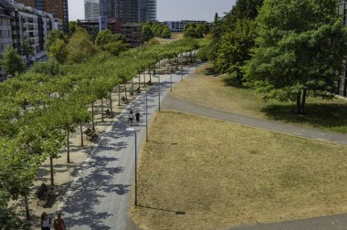 Ağaçlar binaları içinde belgili tanımlık geçmiş alanında Drachen Steigen Lassen Platz, Dusseldorf, Almanya ile bir yol boyunca bir çizgi.