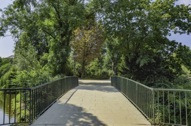 Tritonenbrunnen Anıtı'nın bölgesinde Konigsallee, Dusseldorf, Almanya.