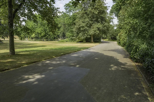 Dusseldorf, Almanya Hoftgarten parkında güneşli bir günde bir yol.