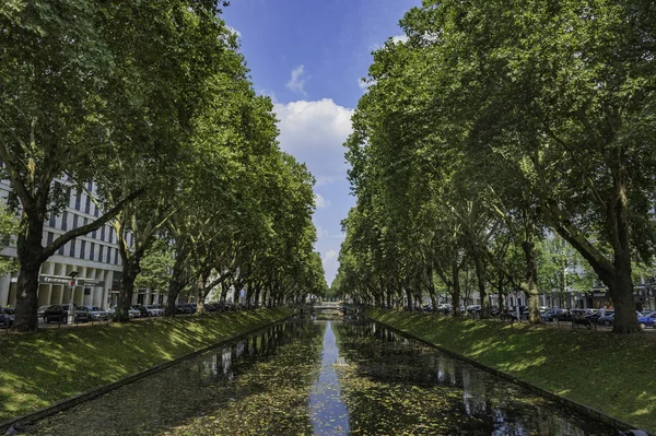 Tritonenbrunnen Anıtı'nın bölgesinde Konigsallee, Dusseldorf, Almanya.