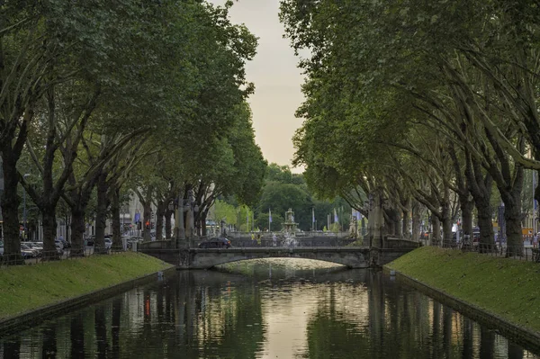 Tritonenbrunnen Anıtı'nın bölgesinde Konigsallee, Dusseldorf, Almanya.