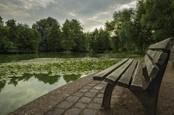 Tritonenbrunnen Anıtı'nın bölgesinde Konigsallee, Dusseldorf, Almanya.