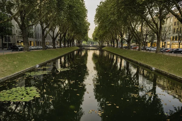 Tritonenbrunnen Anıtı'nın bölgesinde Konigsallee, Dusseldorf, Almanya.