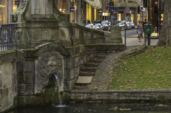 Tritonenbrunnen Anıtı'nın bölgesinde Konigsallee, Dusseldorf, Almanya.