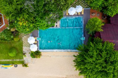 Lüks yaz yüzme havuzunun güzel hava manzarası 