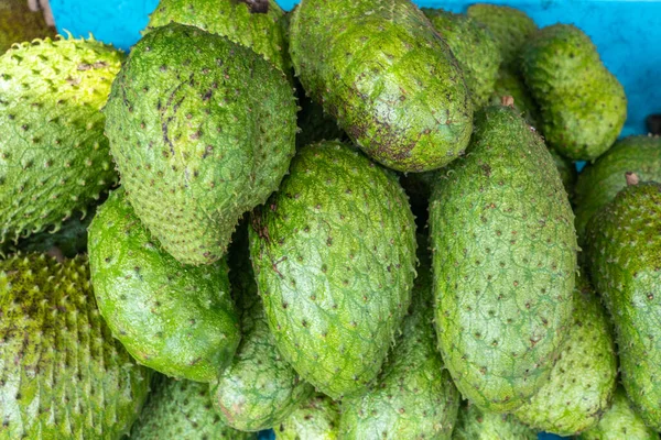 Annona muricata soursop owoców na sprzedaż na rynku filipińskim — Zdjęcie stockowe