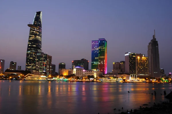 Pohled na odraz řeky Cityscape na Saigon, Ho Chi Minh City — Stock fotografie