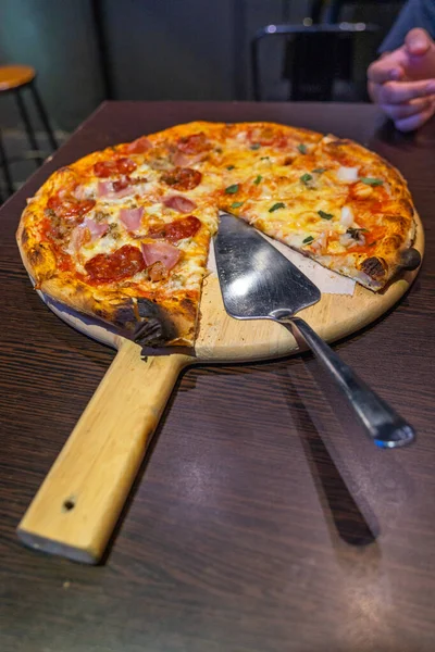 Smaczna włoska ręcznie robiona pizza pepperoni pełna kiełbasy i sera — Zdjęcie stockowe