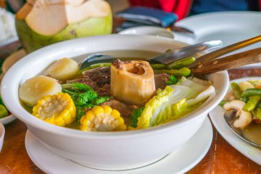 Filipinler 'in ünlü yemek bülteni sığır iliği kemiklerinden yapılır