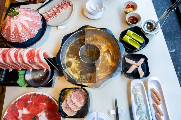 Delicioso hotpot de Taiwán con carne de res, carne y mariscos — Foto de Stock