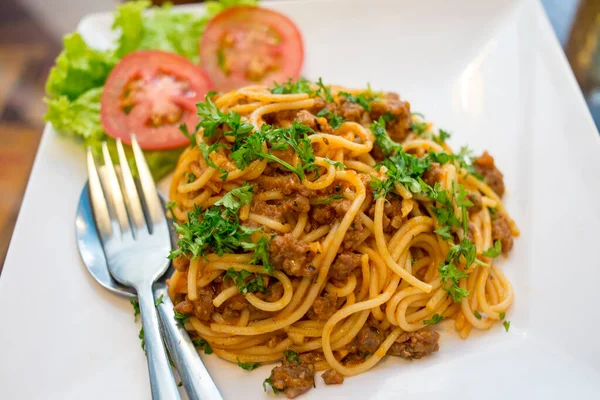 Тарелка вкусных спагетти и фаршированная говядиной с петрушкой — стоковое фото