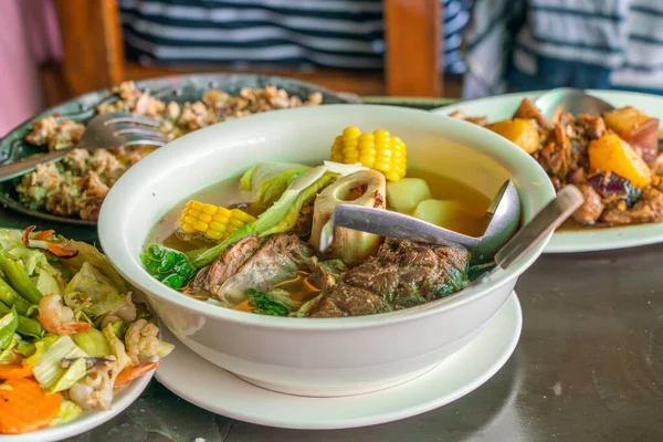 Deliciosa cena en Filipinas con médula de buey y verduras — Foto de Stock