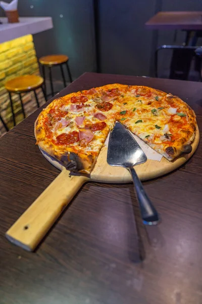 Delicious Italian handmade pepperoni pizza on the table — Stock Photo, Image