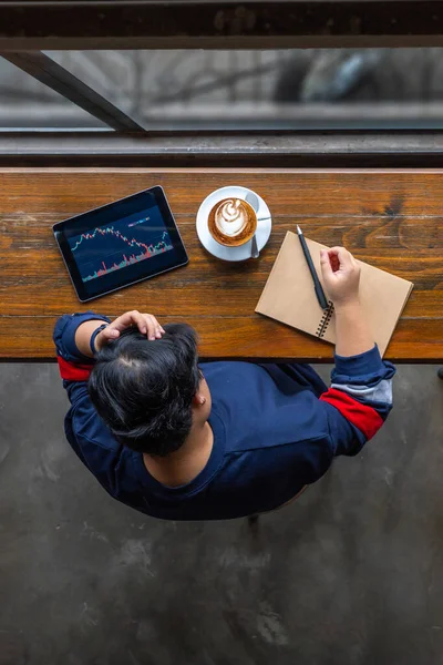 Analista de negocios agarrando su cabeza mientras mira gráfico de comercio de acciones — Foto de Stock