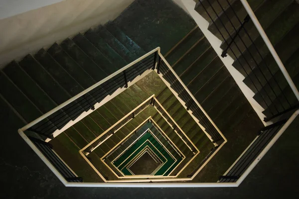 Foto von oben von Spirale Ausgang Tür Treppe innerhalb des Gebäudes — Stockfoto