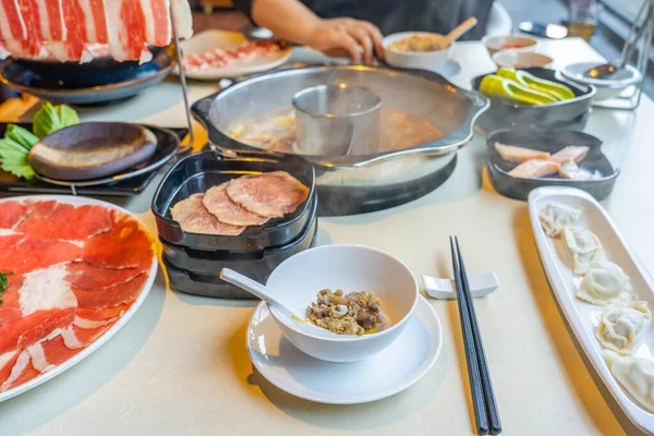 Hot pot coreano con carne de res, mariscos y fideos — Foto de Stock