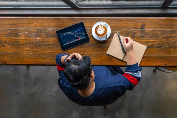 Junger asiatischer Investor hat Kopfschmerzen beim Nachverfolgen des Aktienkurses — Stockfoto