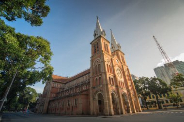 Notre Dame Katedrali Bazilika Saigon Sabah mavi gökyüzünün altında
