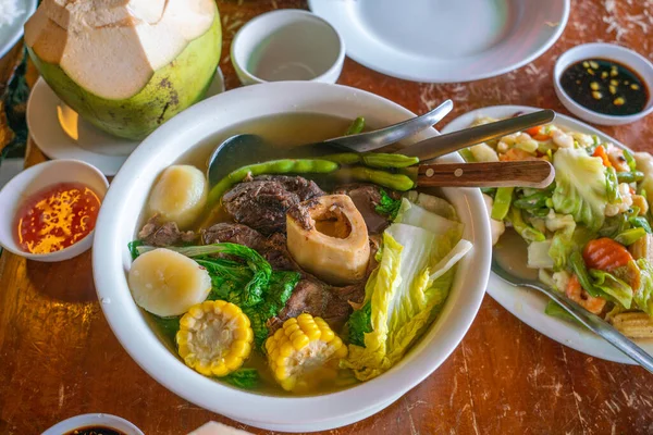 Filipinas cena tradicional con huesos y verduras de ternera de búfalo — Foto de Stock