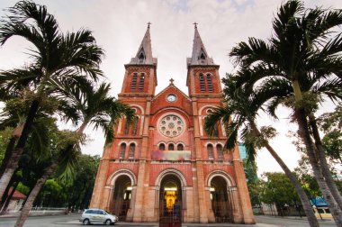 Notre Dame Katedrali Saigon Bazilikası bulutlu gökyüzünün altında