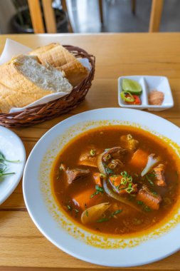 Lezzetli Vietnam bifteğinin beyaz tabakta pişirilmiş dikey fotoğrafı.