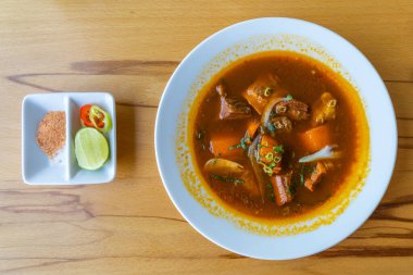 Lokantada servis edilen lezzetli Vietnam mutfağı.