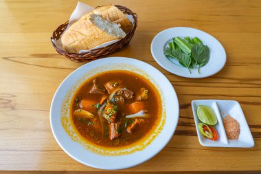 Bo kho- Vietnam usulü biftek, ekmek ve sebzeyle servis edilir.