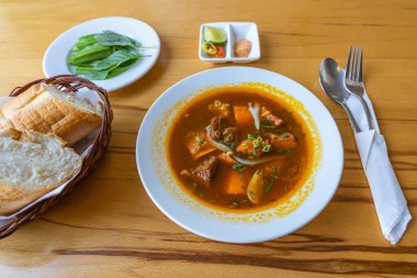 Vietnam mutfağı bo kho, ekmekle servis edilen haşlanmış et.