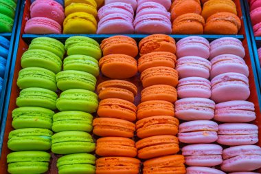 Pastanede satılık renkli el yapımı kurabiyeler. 