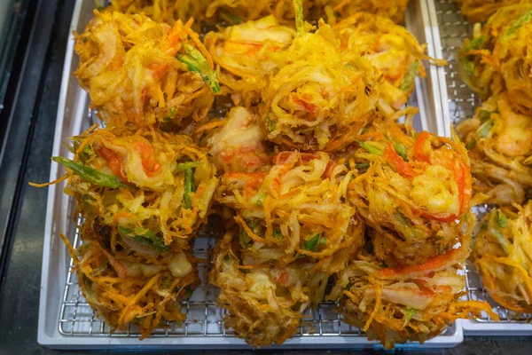 Deliziose polpette di verdure fritte tempura giapponese al chiosco alimentare — Foto Stock