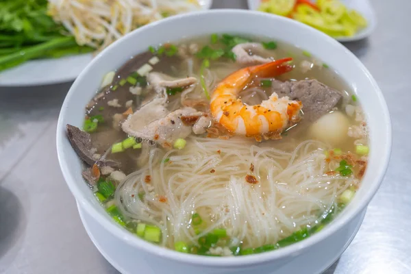 Foto de primer plano de la deliciosa sopa de fideos de arroz vietnamita — Foto de Stock