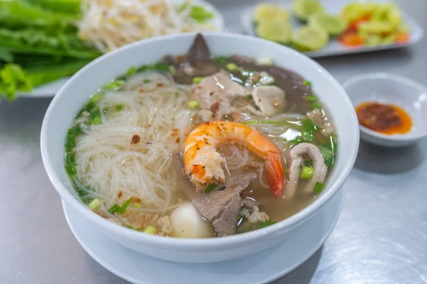 Sabrosa sopa de fideos de arroz vietnamita servido con verduras verdes —  Fotos de Stock