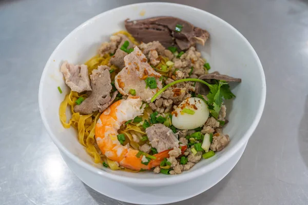 Schaal van heerlijke garnalen en varkensvlees noodle- Vietnamese keuken — Stockfoto