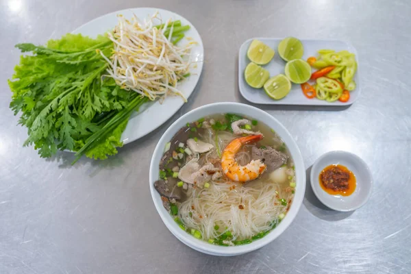 Sopa de fideos de arroz vietnamita y camarones servidos con verduras — Foto de Stock