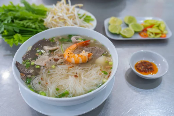 野菜を添えた有名なベトナム米麺の丼 — ストック写真