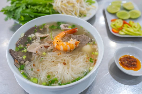 Cocina popular vietnamita sopa de fideos de arroz Hu Tiu Nam Vang — Foto de Stock