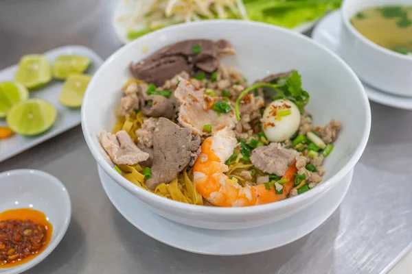 Tazón de deliciosos camarones vietnamitas y fideos mixtos de cerdo — Foto de Stock