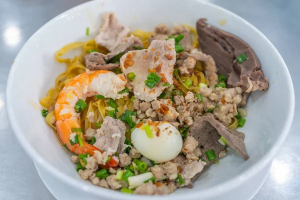 Taça de deliciosos macarrão vietnamita - Hu Tiu Nam Vang — Fotografia de Stock