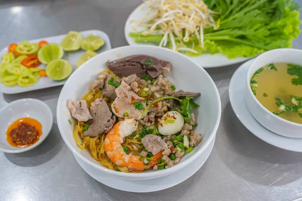 Délicieuse nouille vietnamienne servie avec crevettes et viande de porc — Photo