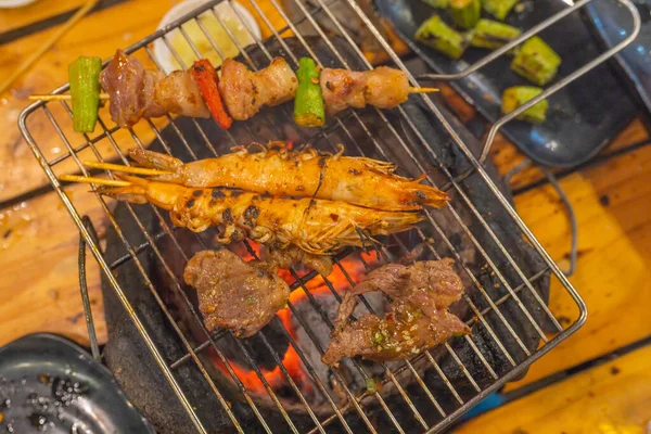 Vepřový kebab a krevety grilované na kamnech na dřevěné uhlí — Stock fotografie