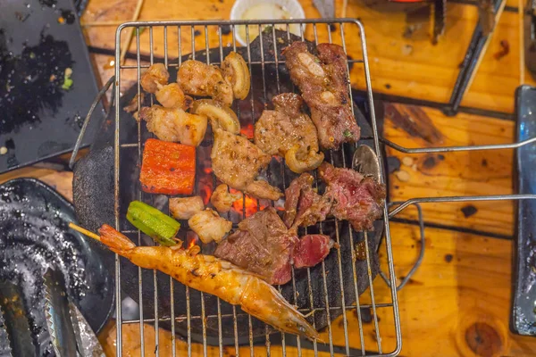 Grill carne marinată și creveți pe aragaz de cărbune în flăcări — Fotografie, imagine de stoc