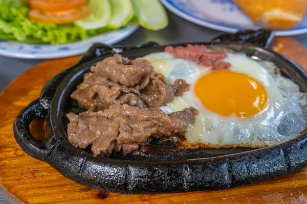 Carne asada servida con huevo soleado y ensalada — Foto de Stock