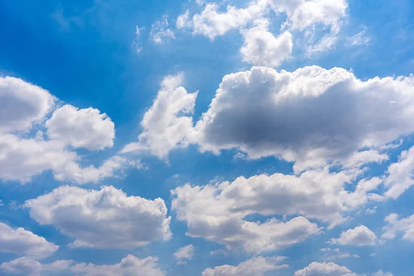Białe chmury unoszące się na błękitnym niebie w piękną pogodę — Zdjęcie stockowe