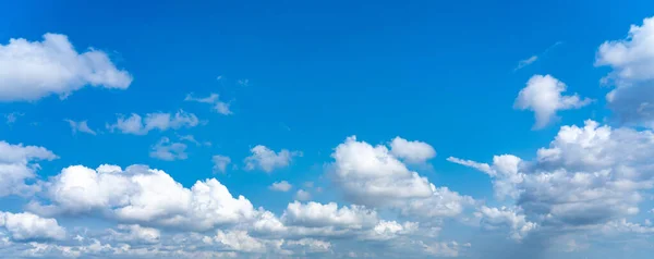 Panorama zdjęcie białej chmury na błękitnym niebie — Zdjęcie stockowe